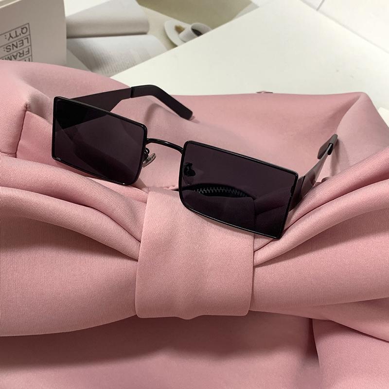 

Стильные модные солнцезащитные очки знаменитостей с уникальным дизайном.