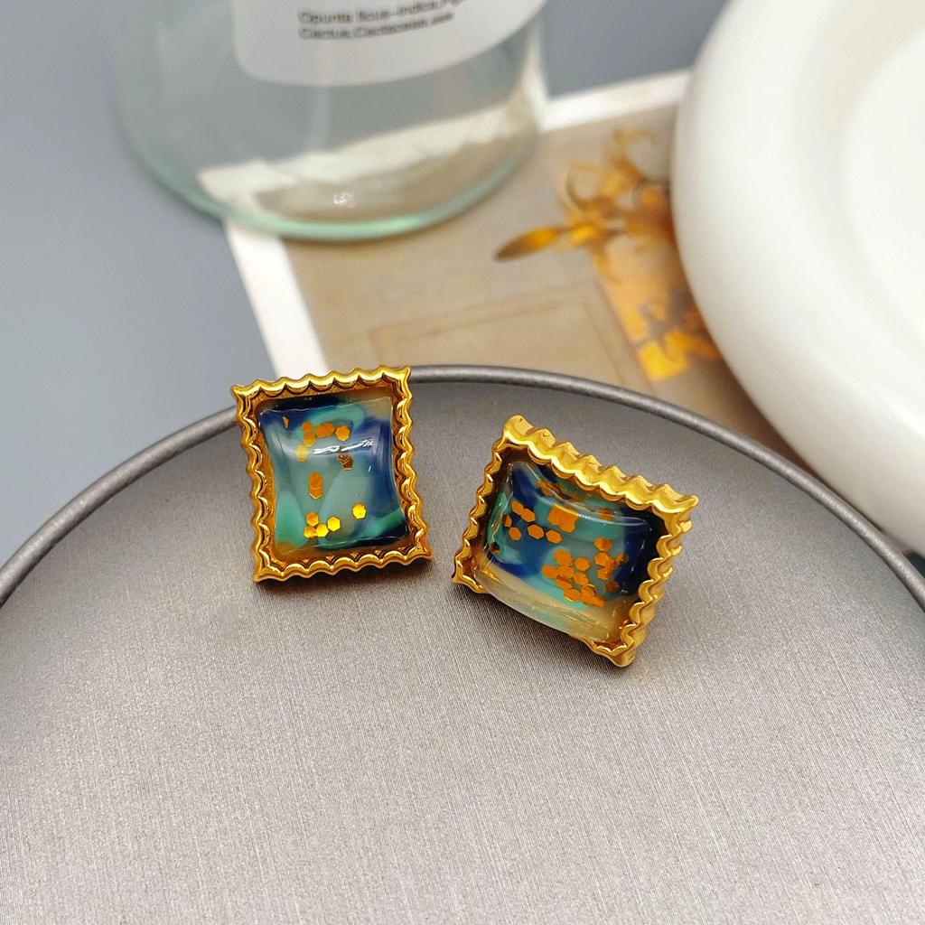 Qingdao Iridescent Geometric Wave Resin Stud Earrings: High-End Retro Fashion for Women