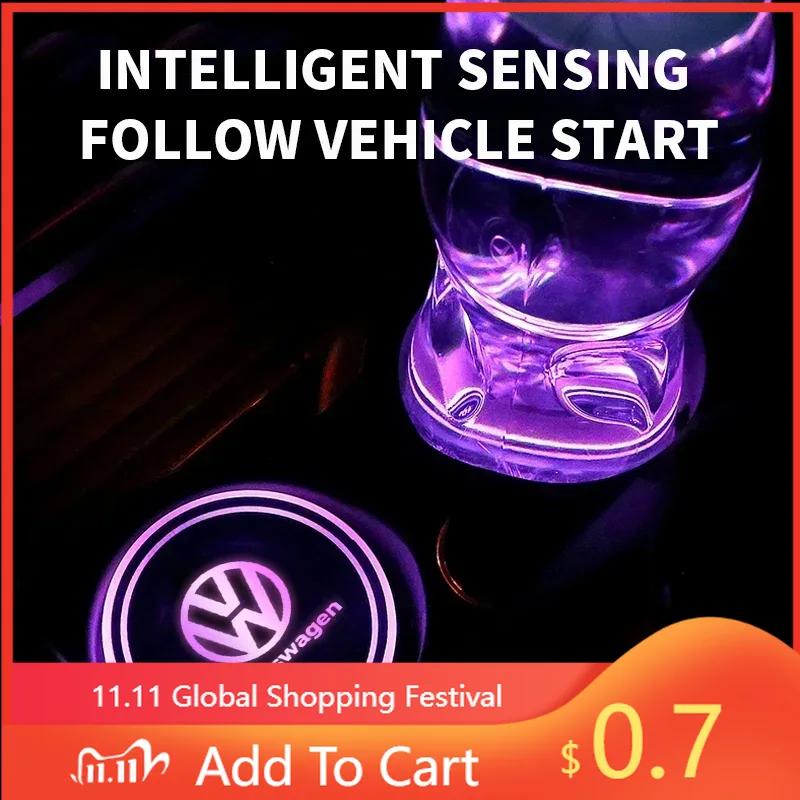 Pro VW 80% Nové 2x Svítící Podložka pod Držák na Hrnek do Auta LED Atmosférické Světlo Lampička s Logem Pro Volkswagen VW Golf GTI Tiguan Jett
