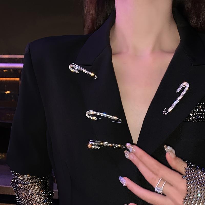 New Luxury Crystal Rhinestone Brooch for Women Girls Silver Color Safty Pin Brooch Lapel Pin Badge Sweater Dress Clothing Decor