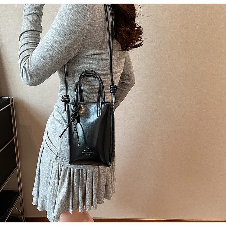2024 Trendy Solid Color Women's One-Shoulder Crossbody Bag: New Style, Simple and Popular for Commuters