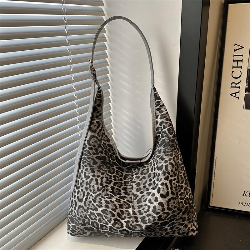 This year, leopard print large-capacity commuter tote bag big bag 2025 new trendy fashion versatile shoulder bag women's bag
