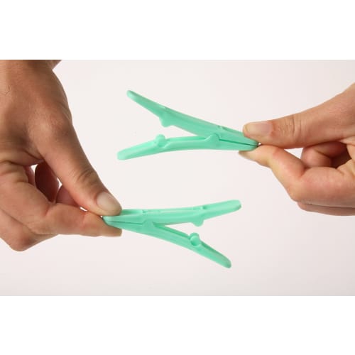 Clever Pegs: Clothespins that clamp from both sides