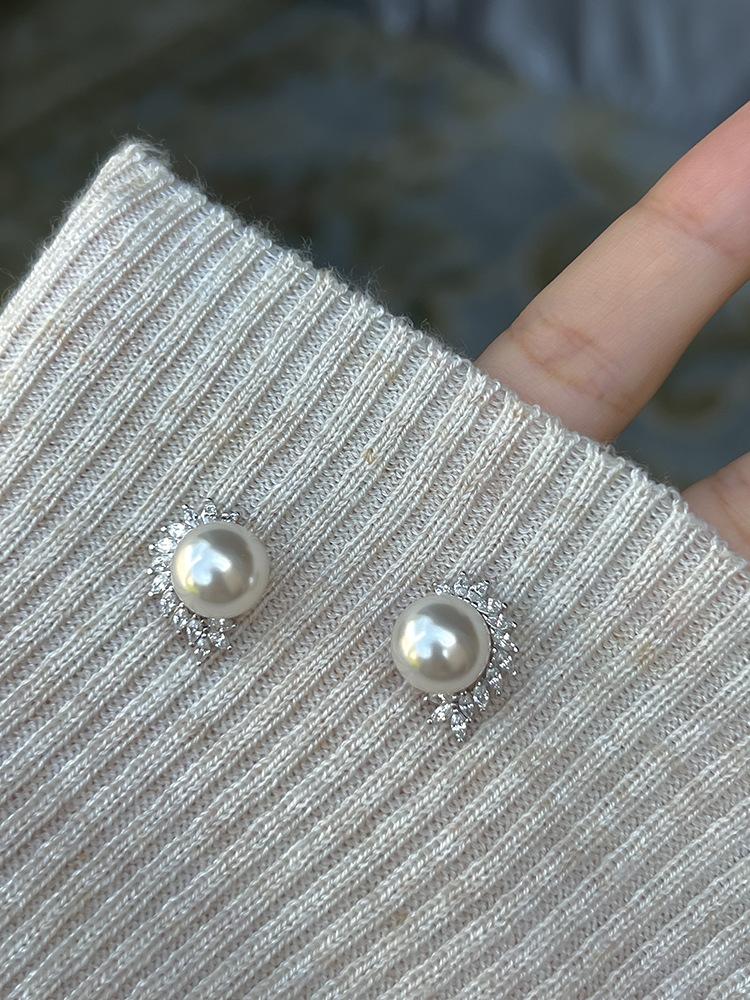 

Sugar Cube Home Bright Feather Light Luxury Exquisite Sterling Silver Shijia Pearl Stud Earrings Premium Earrings New for Women s Year жемчужина белый