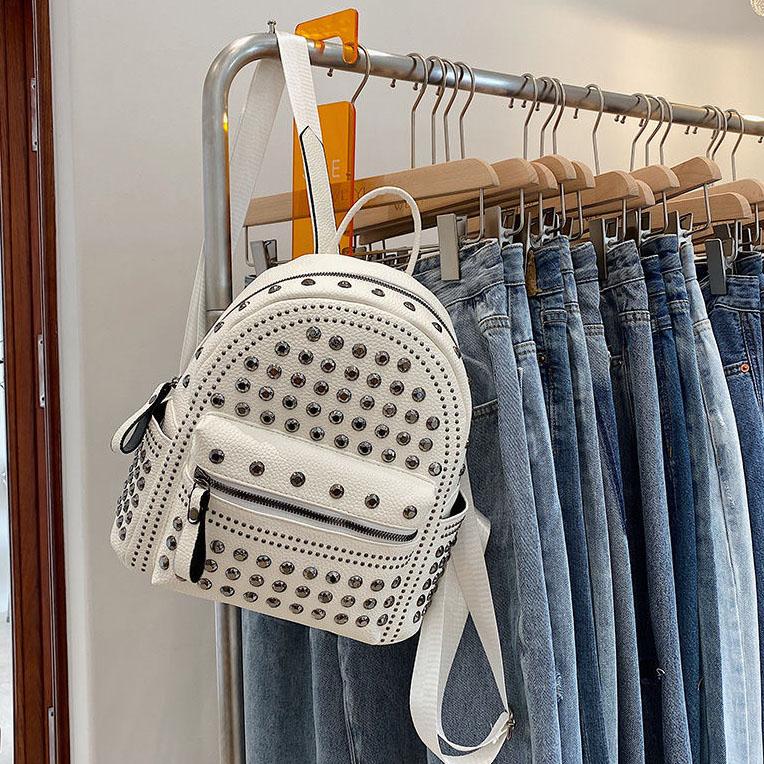 Mädchen-Rucksack, einfarbig, strukturierte Nieten, großes Fassungsvermögen, verstellbarer Schultergurt, vielseitiger Freizeitrucksack