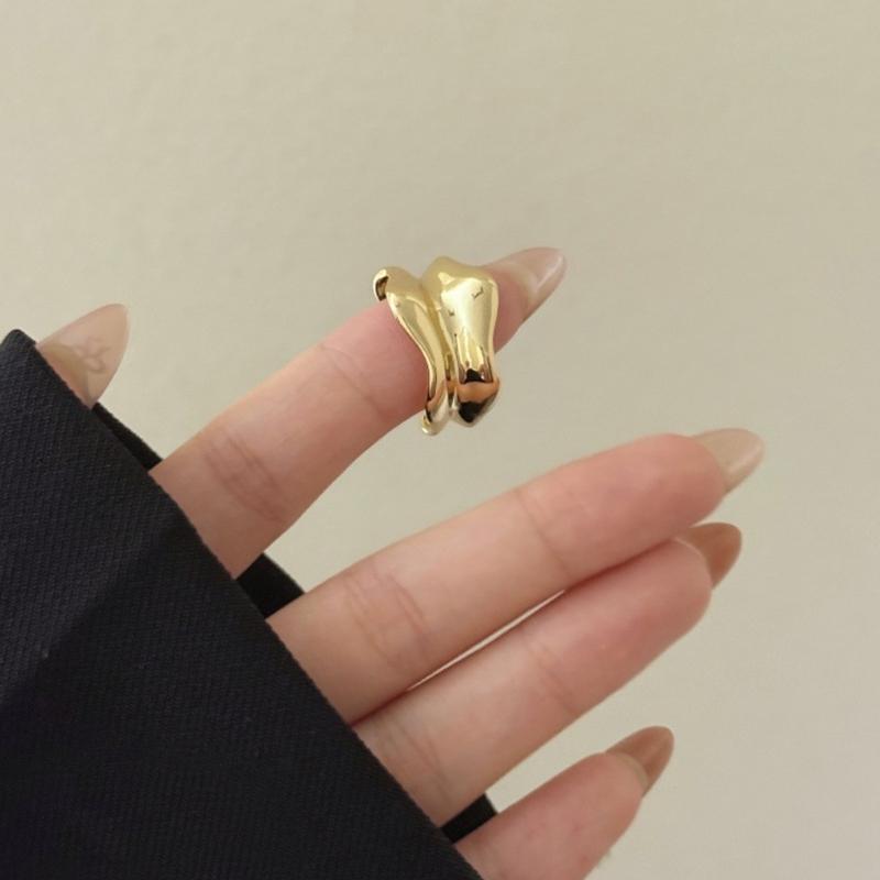 Elegant Curved Waved Design Ring Glossy Finishes Adjustable Size Gold Tone Alloy Accessory For Daily Wear