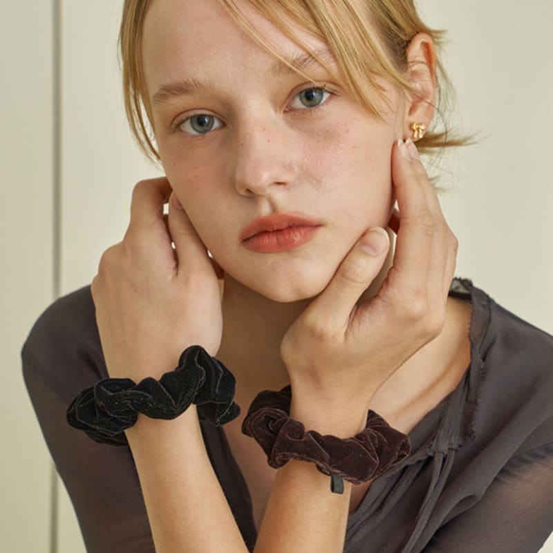 

Вторая бархатная мини-резинка для волос Shimmer, Tilda_2 цвета Dark brown + gift wrapping