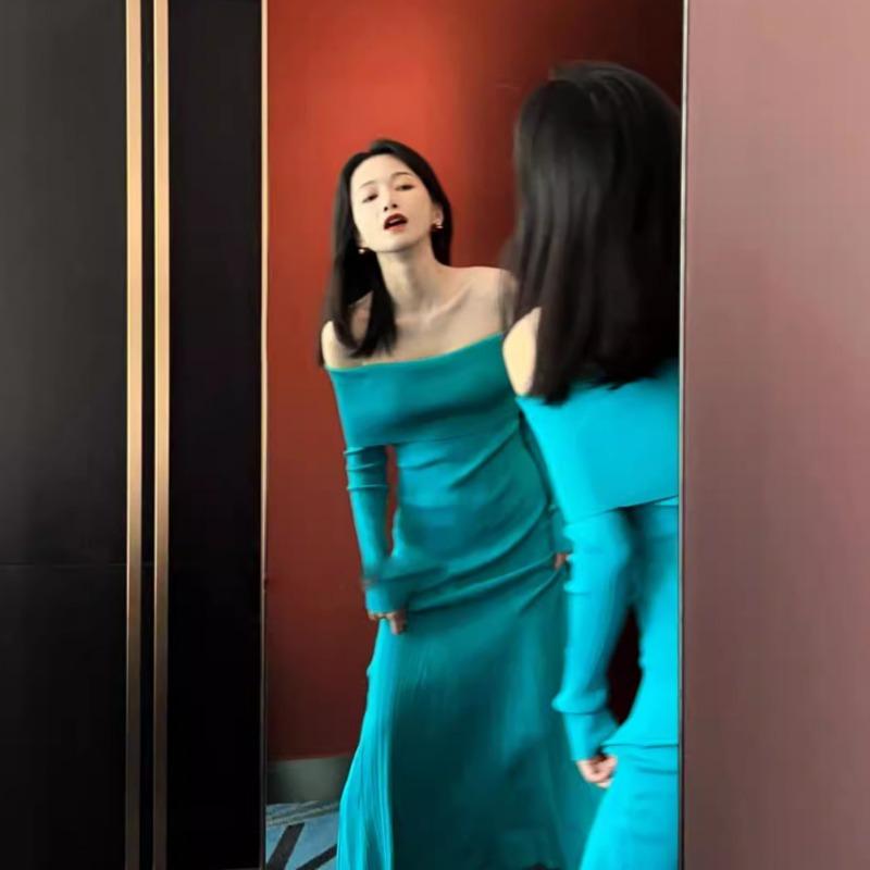 Autumn and Winter New Temperament One-word Shoulder Unique Super Good-looking High-end Sense Thin Fashion Knitted Dress
