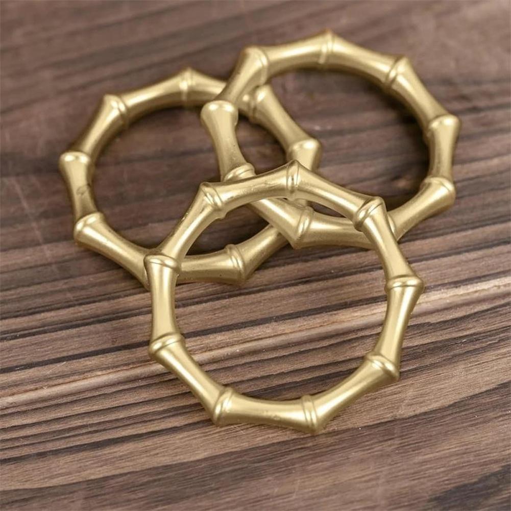 Set mit 6 goldenen Serviettenringen aus Zinklegierung mit Holzknotendekoration für elegantes Tischgeschirr in Hotels und Restaurants