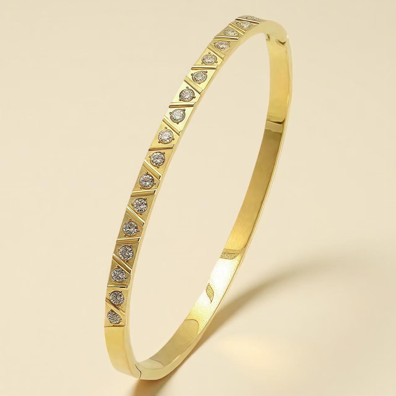 European and American Triangle High-end Design Bracelet One Size(16-22CM)