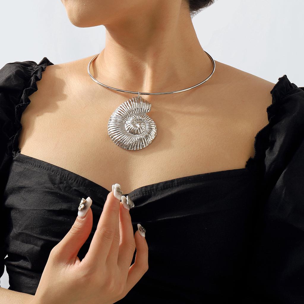 Women European Fashion Exaggerated Conch Pendant Choker Retro Ocean Style 3D Pattern Geometric Necklace