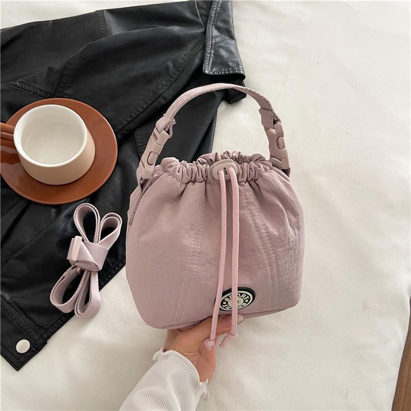 Fashion trend casual simple texture bucket bag 2025 summer new foreign style women personality shoulder messenger bag