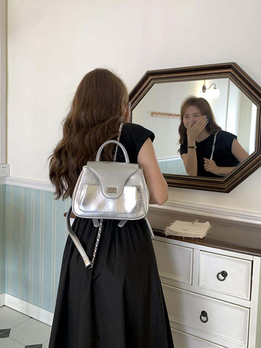 

2024 новый плиссированный текстурный рюкзак с цепочкой, нишевая милая и крутая стильная сумка для рук, женская сумка премиум-класса серебряный