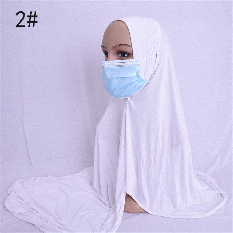 

Мусульманские женщины носят хиджаб с отверстием для уха белый