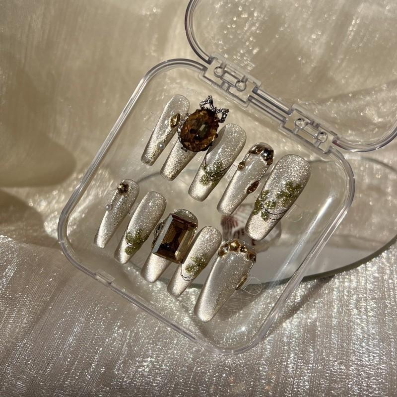 Glamorous And Eye-catching Nail Art For Fashionable Ladies