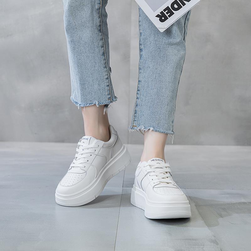 2023 Damen Weiße Rindsleder-Sneaker: Dicke Sohle, modisch, bequeme Schnürung für vielseitige Freizeit-, Sport- und Skate-Aktivitäten.