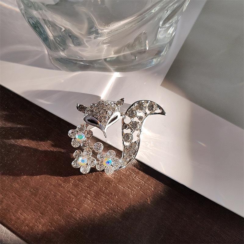 Charming Fox Brooch: Fashionable, Versatile Accessory for Cardigans, Coats, and Suits.