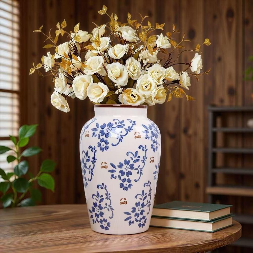 Vintage Blauw en Wit Porseleinen Kleine Vaas voor Bloemschikkingen – Retro Keramisch Ornament voor Woonkamer Decoratie.