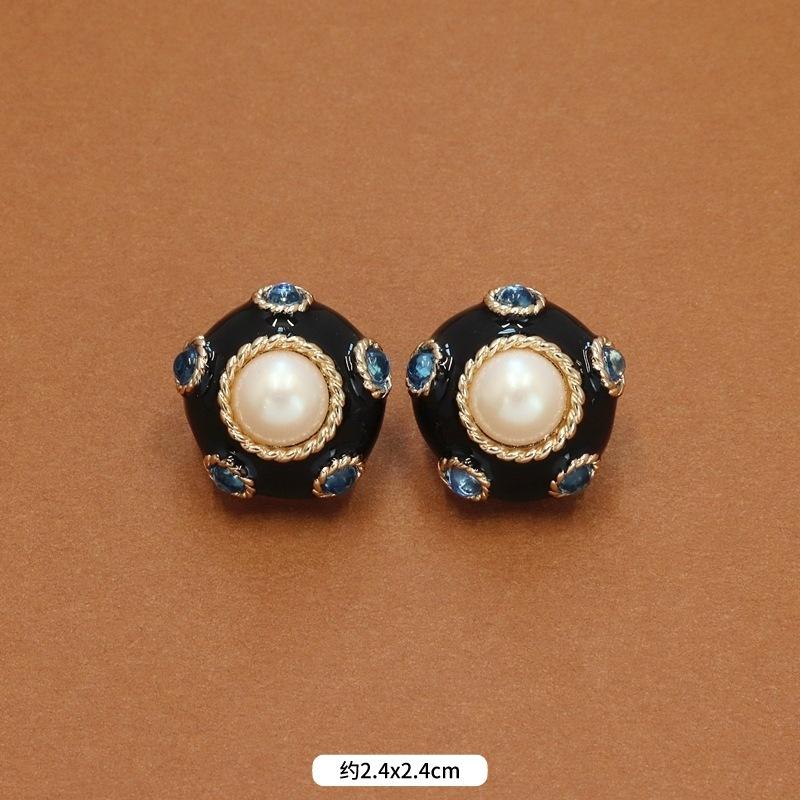 Autumn and winter niche French retro court enamel stud earrings femininity fashionable personality exaggerated Hong Kong style small fragrant ear