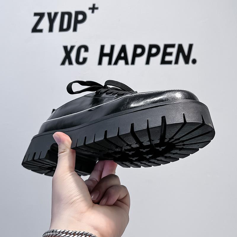 Trendmarke kleine weiße Schuhe Herren 2024 neue trendige Plateau-Freizeit-Board-Schuhe vielseitige höhenverstärkende Slipper 2131-A