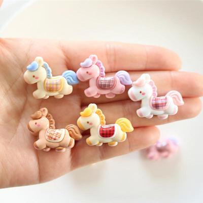 10 ks/sada Roztomilý běžící kůň přívěsek Pro výrobu šperků komponenty Kawaii pryskyřičná zvířátka přívěsky Plochý zadní strana DIY náušnice