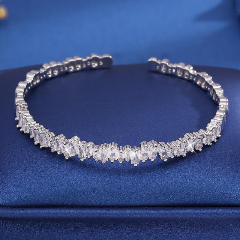 2025 High-End Geometrisches Zirkonia-Eingefasstes Unregelmäßiges Armband für Damen - Nischenhafter Cooler Stil, Vielseitiges Design