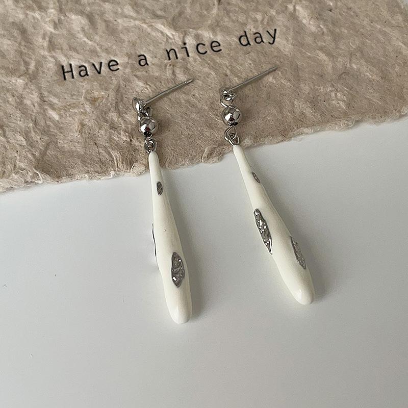 

Ретро эмалированные серьги-гвоздики с каплями воды из металла, длинные, женские, нишевые, уникальные, модные, темпераментные, элегантные, универсальные серьги-гвоздики