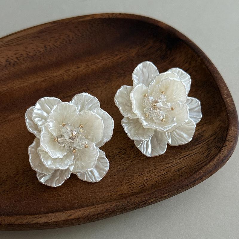 Three-dimensional Flower Stud Earrings Transparent Folds White Flower Flash Diamond Earrings New Chinese Hanfu Wedding Dress Gentle Fairy Earrings
