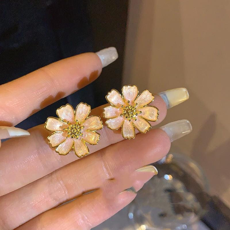 

Daisy Pink Color Sakura Stud Earrings for Women Korean Lovely Temperament Special Brincos Wedding Zircon Wholesale Girl Gift