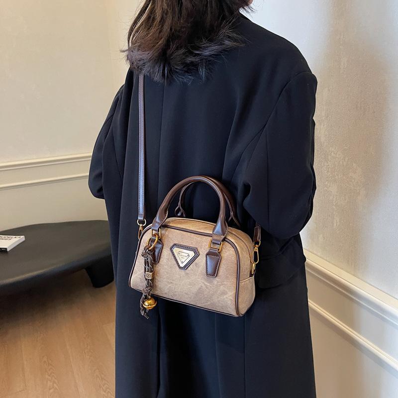 Feeling retro small bag women 2025 new autumn and winter popular versatile messenger bag super fire portable bowling bag