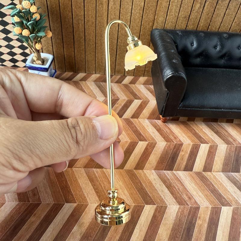 1Pcs 1:12 Scale Dollhouse Floor Lamp Gold Base with White Floral Bud Shade LED Lighting Miniature Model Decor