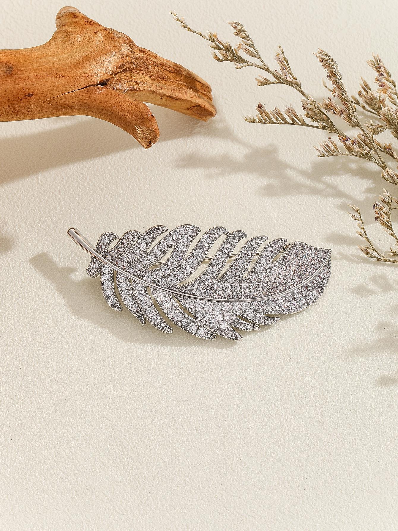 2026 Корейский стиль Высококачественная циркониевая брошь-перо для женщин: Ципао, Аксессуар-булавка для шали