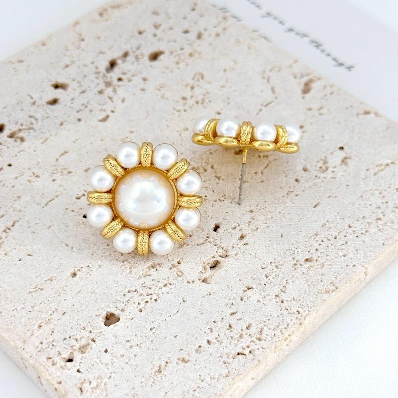 French Retro Stud Earrings, Small Fragrant Style Flower Earrings, Light Luxury And High-End Women