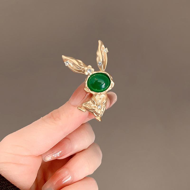 

Милая брошь с изумрудом в виде кролика, модный женский блейзер, кардиган, булавка для выреза, аксессуары