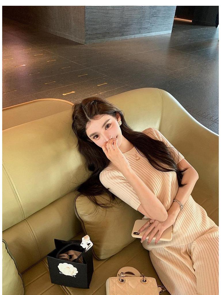 7809 Spring Minimalist Knit Two-Piece: Elegant & Versatile Casual Wear Set