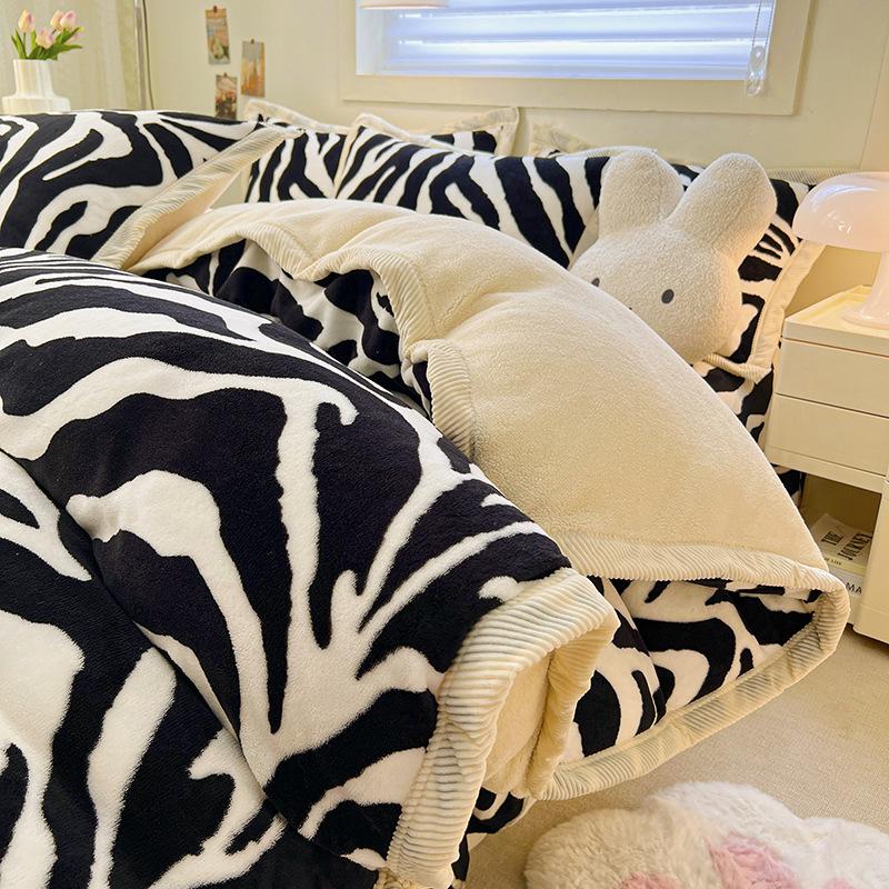 

Комплект постельного белья из кораллового флиса, вдохновленный кашемиром: Теплый, Вышитый и Утолщенный - Доступно три или четыре предмета 2.0m Flat 4pc - For 220x240cm