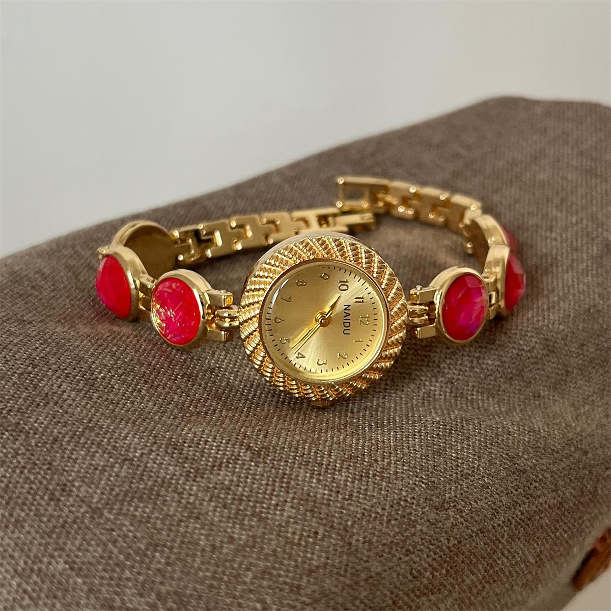 

Woman Watch Light Luxury Retro Style Green Stone Bracelet Fashion Quartz Watches Women s Watch Clock Gift Relojes Para Mujer червоний