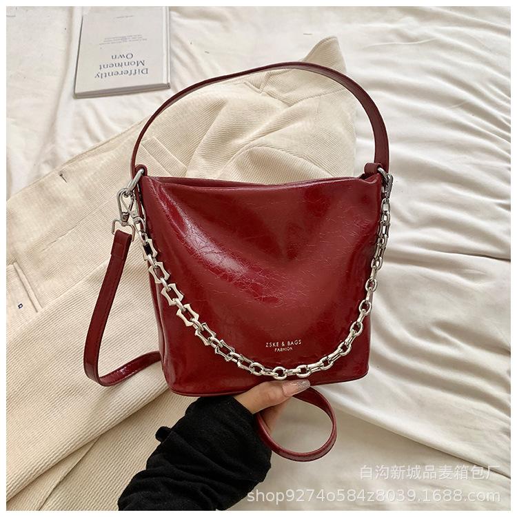 

Niche design chain bucket bag fashionable portable small bag women s 2025 new casual retro shoulder messenger bag червоний