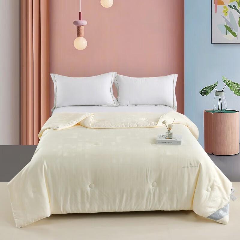 PLAYBOY Royal Warmth Retention Quilt