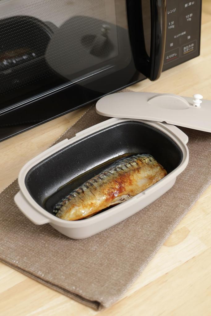 Ishigaki BAKE Ultimatives Mikrowellen-Kochgeschirr, Spülmaschinenfest, mit Rezept, Greige, 4621