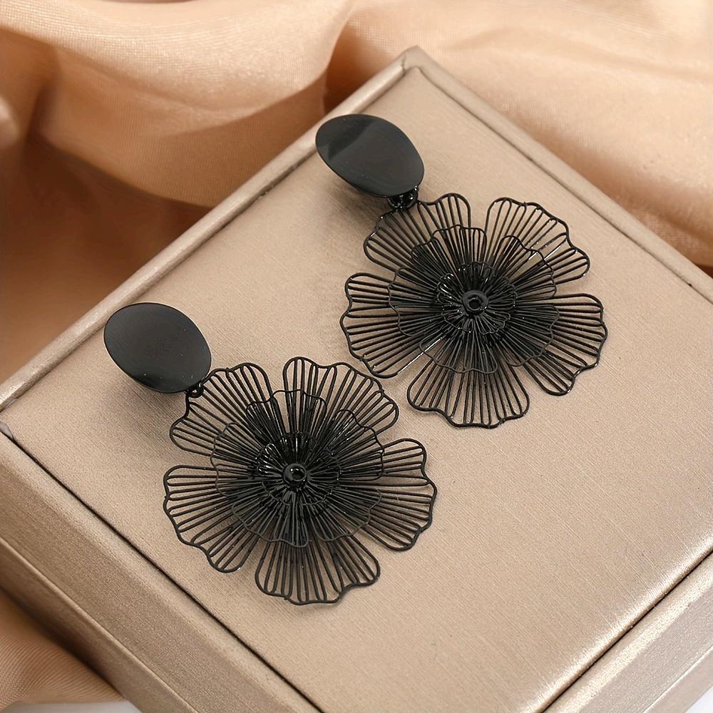 

Elegant Black Floral Clip-On Earrings for Women - Lightweight Copper, No Piercing Required, Perfect for Casual Attire & Gifting