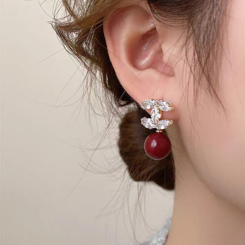 

Серьги с жемчугом в форме двойной буквы C для женщин — легкая роскошь, высокое качество, уникальное модное заявление 2025 года Bead Double C Zirconia Earrings