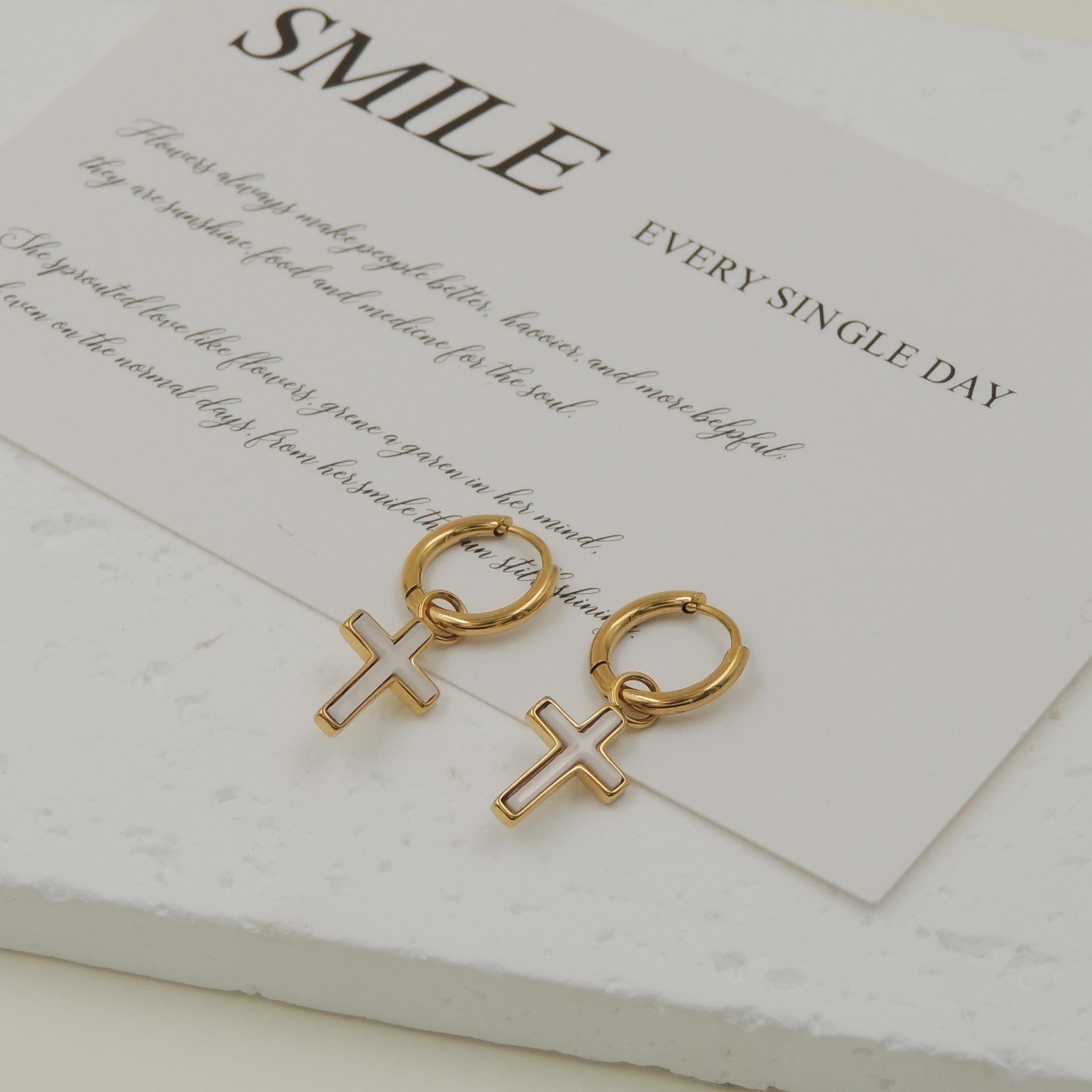 Gold Ear Cuff with White Shell Cross Pendant Earrings – Stylish and Unique Design for Women золотой