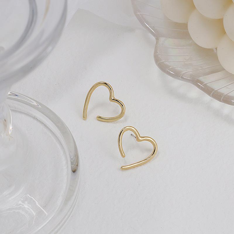 Silver Needle Non-Piercing Heart Earrings for Women - Minimalist, Simple Lines, Niche Design Ear Jewelry
