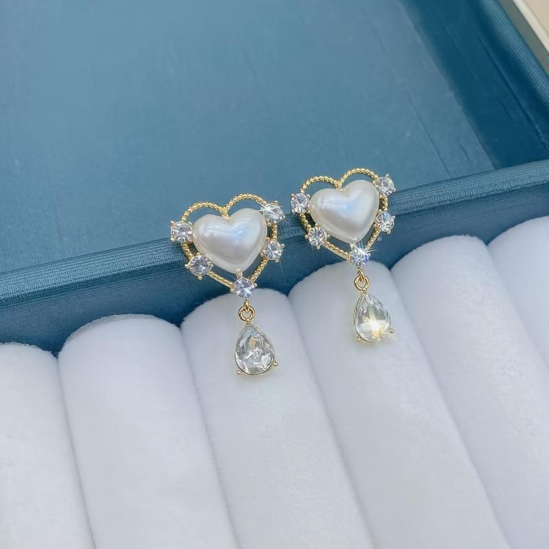 1 Pair Vintage Court Style Hollow Heart Synthetic Pearl Earrings – Ins Cold Gentle Design, Light Luxury Fashion Accessory for Prom Ball & Daily Wear