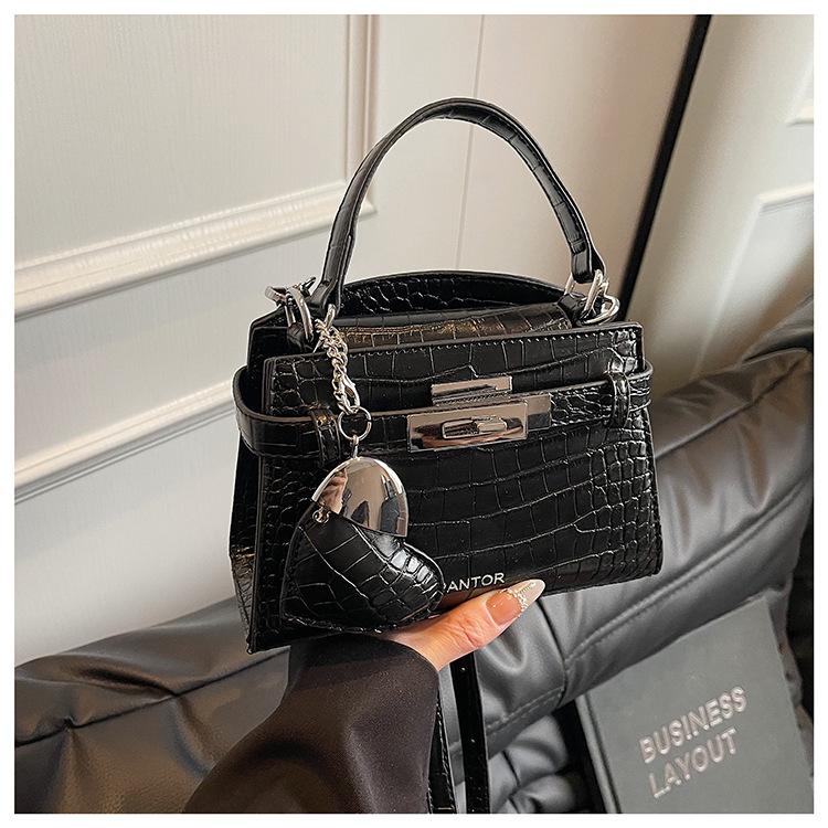 

2025 spring new handbag bag women s shoulder messenger bag feeling niche commuter small square bag lock чёрный