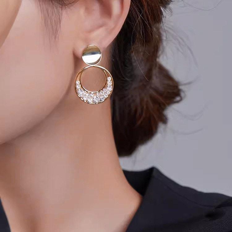 Modische Ohrringe für Damen