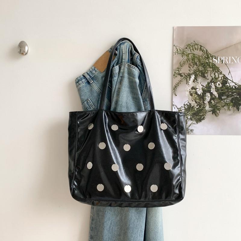 

2026 New Retro Style Metal Polka Dot Soft Leather Casual Tote Bag Large Capacity Female Niche One-shoulder Commuting чёрный