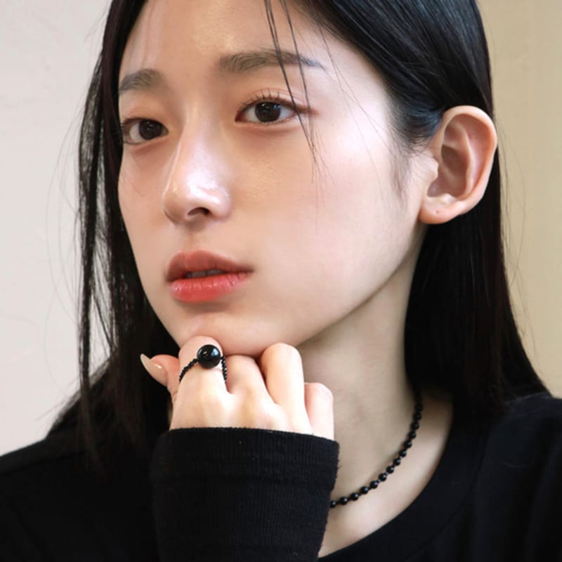 Less is more Onyx Ball Ring