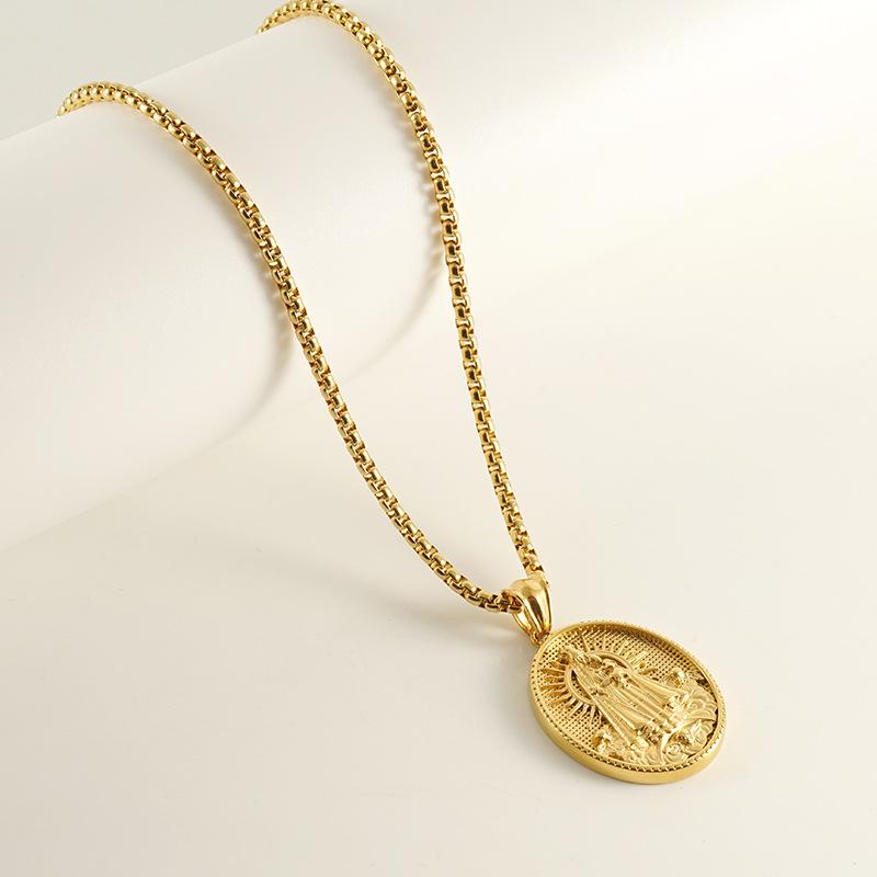 European-American 18k Titanium Steel Round Pendant Necklace with 3D Relief Pattern